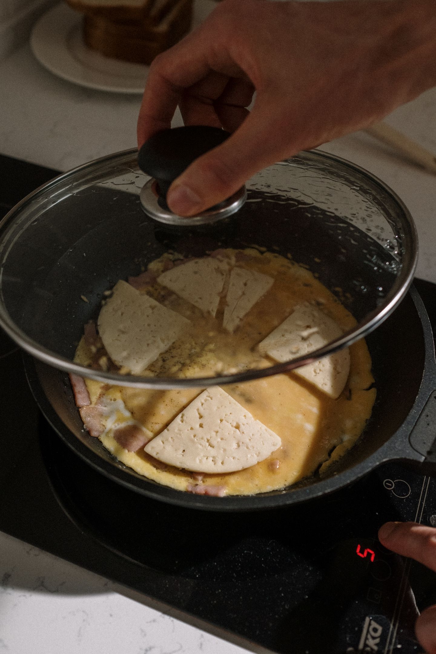 Jak usmażyć cienki omlet bez przypalonego spodu